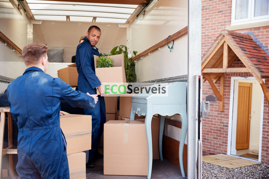 Muebles, telas y electrodomésticos: ¿qué puede retirar una empresa de vaciado?